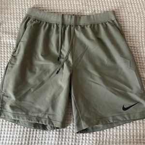 Nike Pro Men’s Athletic Shorts Large Green/Khaki